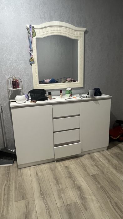 Комод с зеркалом