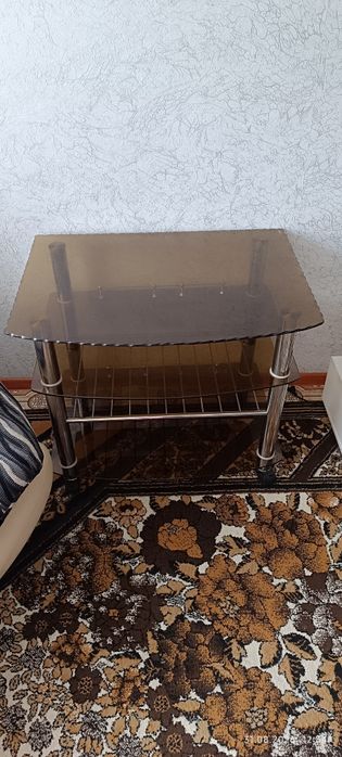 Продам столик стеклянный