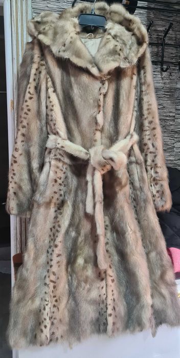 Шуба норковая с капюшоном.