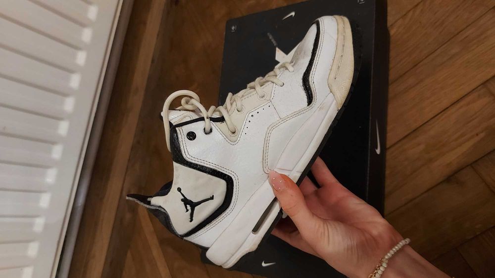 Jordan de piele albi