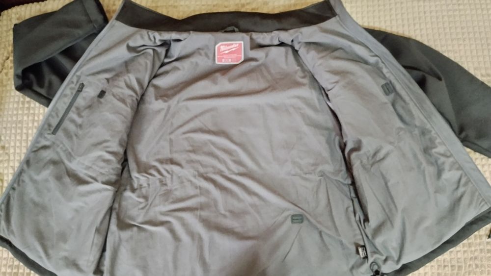 Продавам  яке с подгряване Milwaukee M12HJBL4-0  2XL