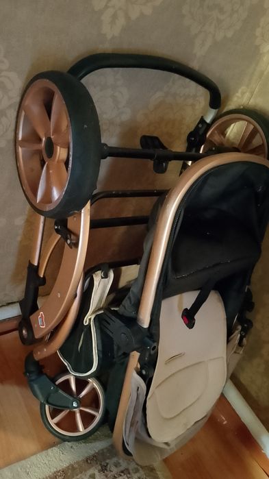 Продам срочно коляску за 8000