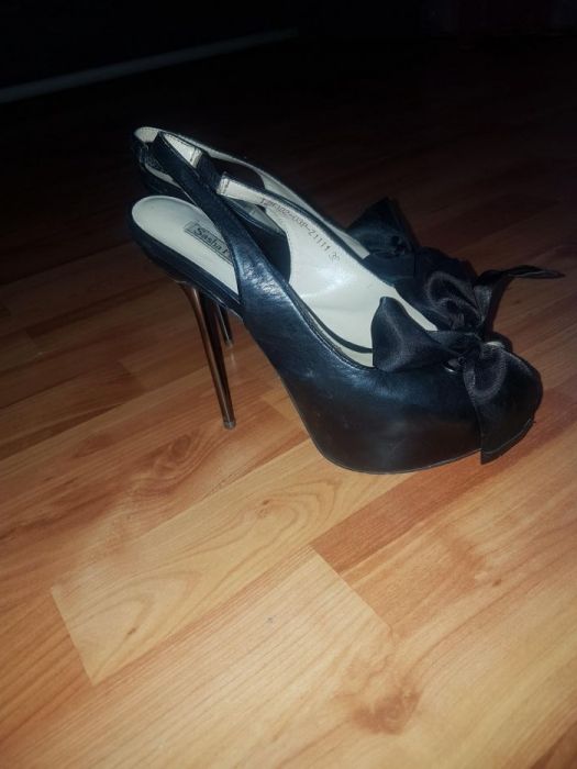 Продам босоножки на высокой шпильки