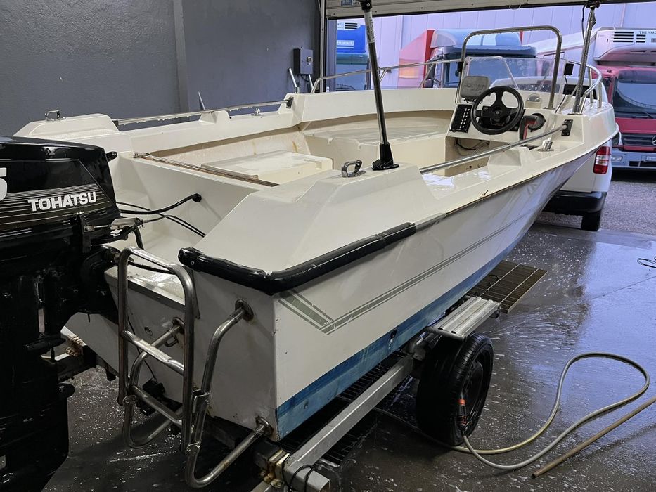 Лодка с мотор и колесар