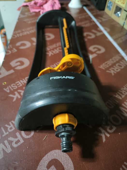 Метална разпръсквачка за градина | Fiskars