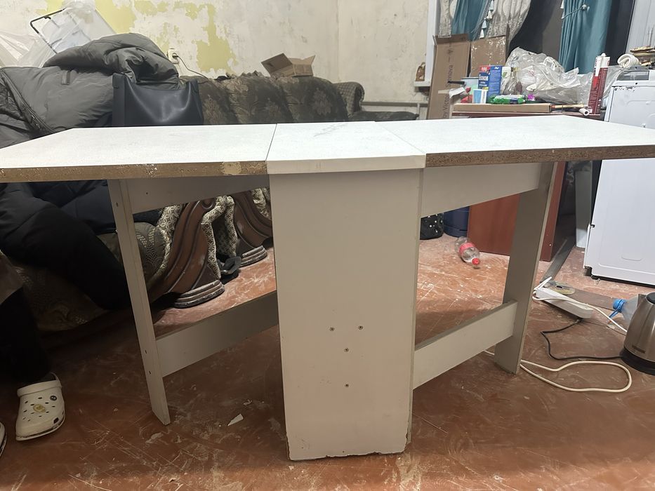 Продаю стол книжку