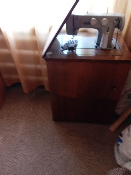 Ножная швейная машинка