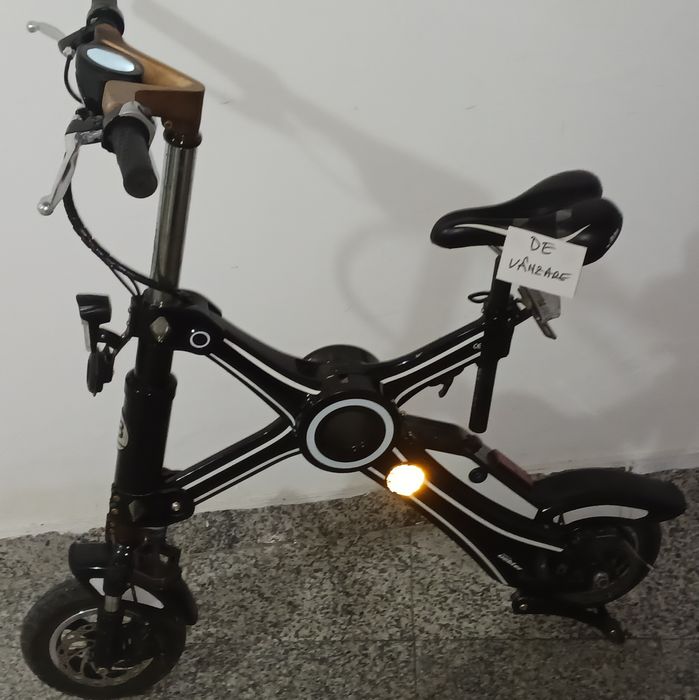 Bicicletă electrică fără pedale tip trotineta
