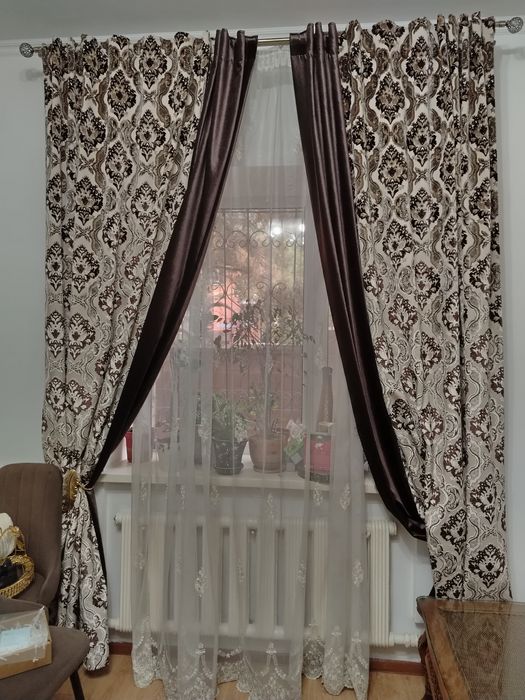 Продаётся шкаф витрина, стол со стульями, шторы и ковры