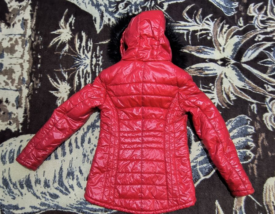 Червено зимно яке