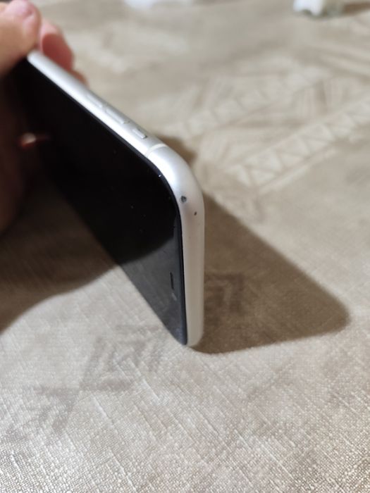 Iphone 11 64GB бял + калъф и кабел