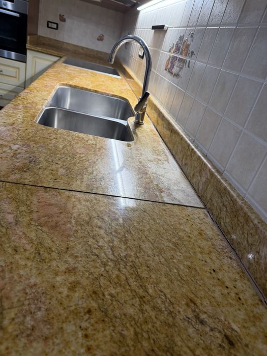 Bucatarie crem cu blat granit si chiuveta