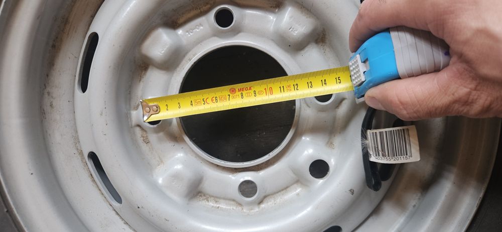 Se vând doua anvelope , una pentru remorca 165/80 R 13 si una pentru rezerva SUV  32x11.5 R15