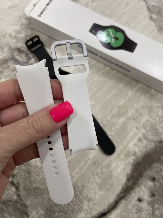 Продам часы со сменным новым белым ремешком