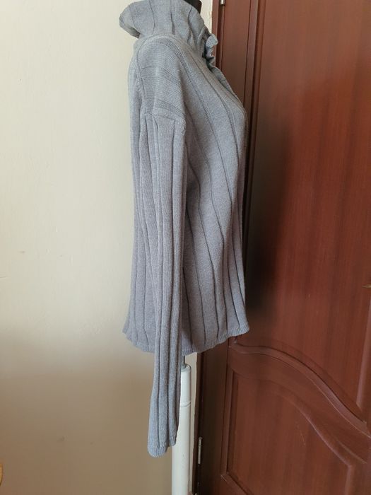 Pulover gri pe gat