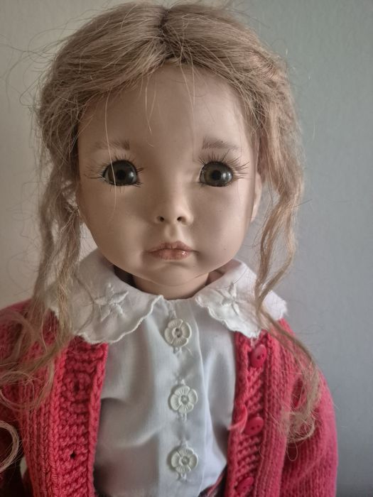 Papusa de portelan semnata Dianna Effner