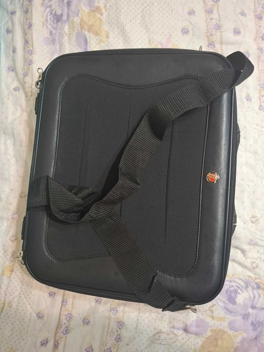 Бизнес чанта за лаптоп и документи.