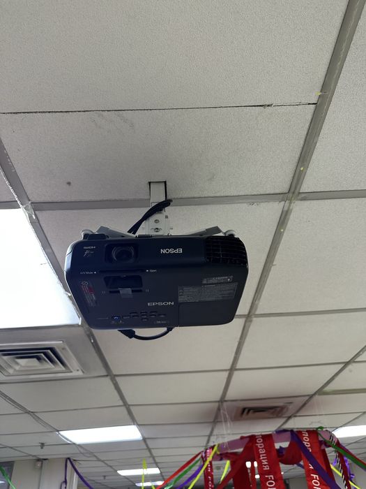 Проектор с экраном