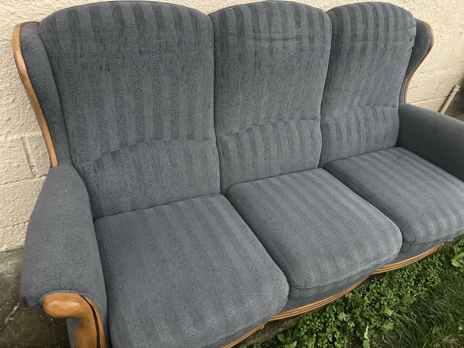 Диван с масивна дървена основа