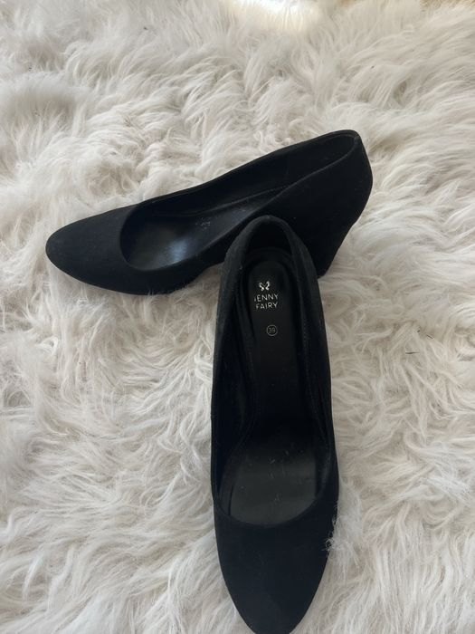 Черни велурени токчета