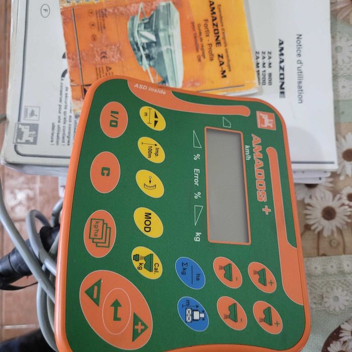 Distribuitor ingrasaminte AMAZONE Z-AM 2700, an 2007, latime 24-36 m