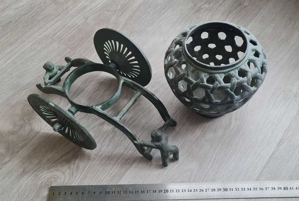 Антична декоративна ваза-колесница