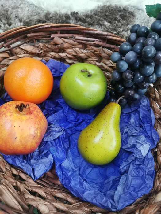 Продавам кошница с много красивиплодове