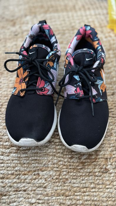 Sneakers adidsi desebiti Nike