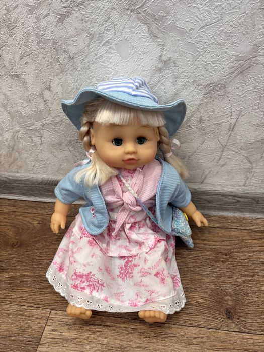 Кукла с 5 комплектами одежды и аксессуарами.