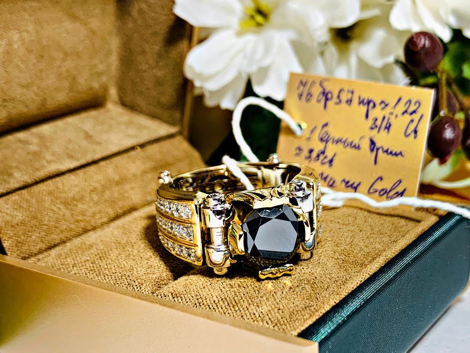 золотой перстень с белыми бриллиантами и крупным черным бриллиантом