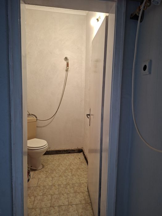 Помещение под наем със санитарен възел.