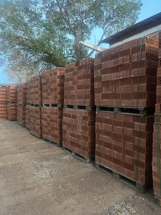 Керамический жженный красный кирпич