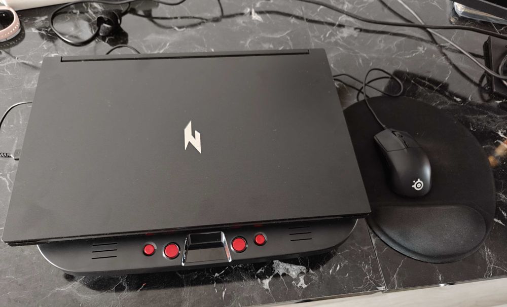Laptop Gaming Acer Nitro V 17 AI ANV17-41-R5KX + Mouse SteelSeries Rival 3 + Cooler MEMO 2420 RPM