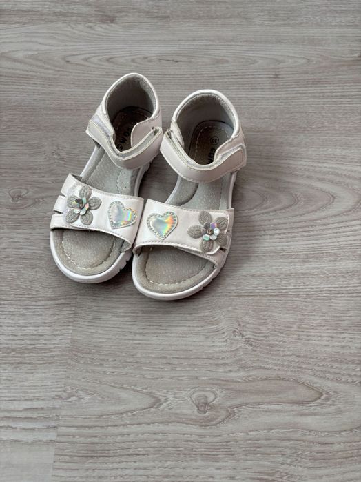 3 чифта нови сандали за момиче