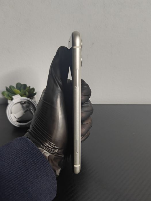 iPhone 11, 64GB Silver • Condiție Bună!  • Complet Funcțional!