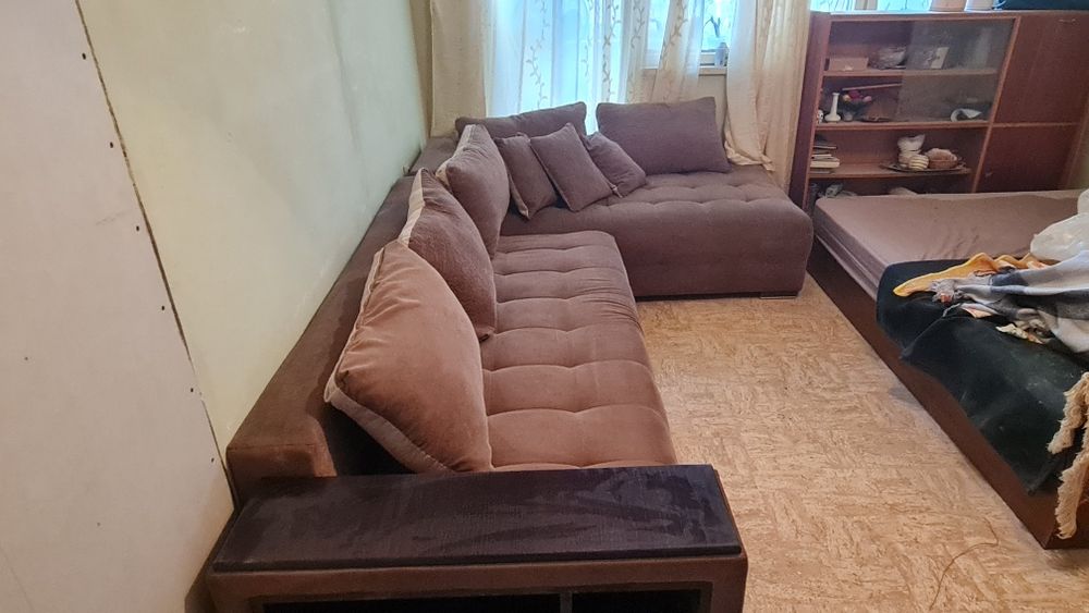 Голям диван със шест възглавници