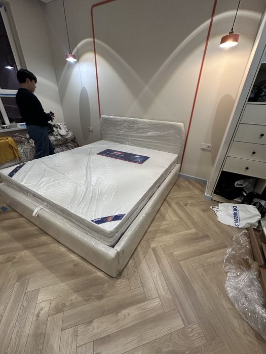 Двуспальная кровать для дома