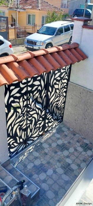 Оградни пана, порти, врати, парапети, табели и много други.