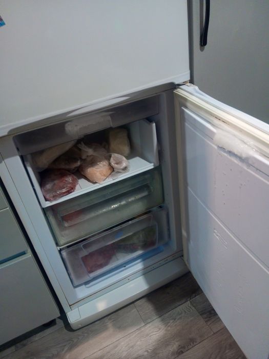 Холодильник Индезит.