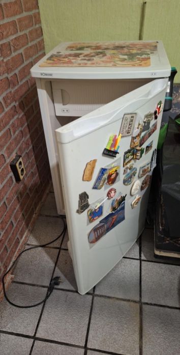 Стилни столове ,стъклена маса може да станат комплект , дивани ,маси .