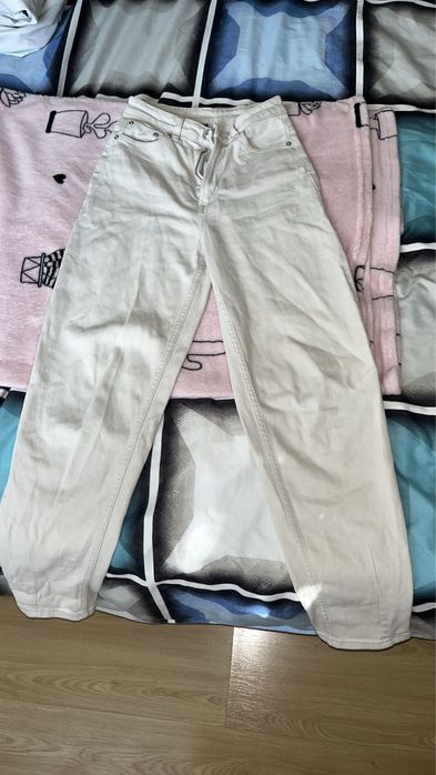 Blugi bej in perfecta stare