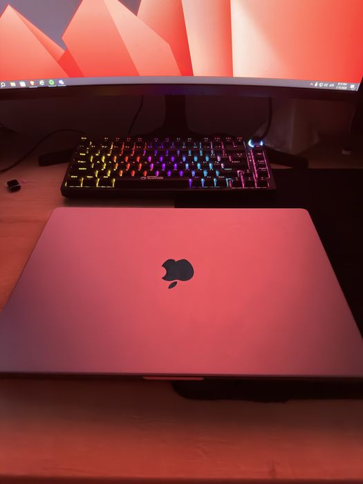 Macbook m1 max 64gb ram 1tb ssd baterie 85% 153 de cicluri