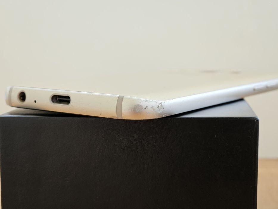 Samsung Galaxy A3 (2017) + аксесоари