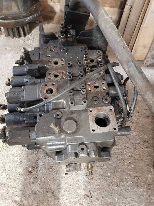 Distribuitor CASE CX210B