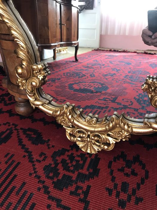 Oglindā EMPIRE auritā