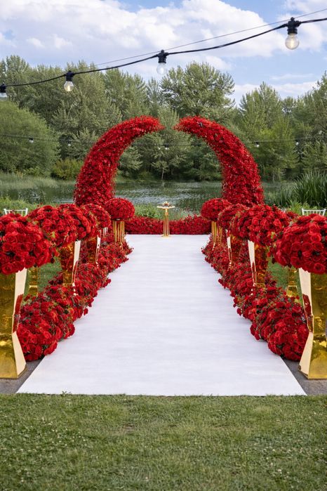 Decor cununie rosu ceremonie luxury decor biserica porumbei fum artifi