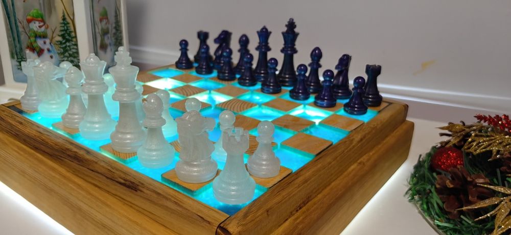 ШАХ - дърво (масив) и епоксидна смола, с LED осветление