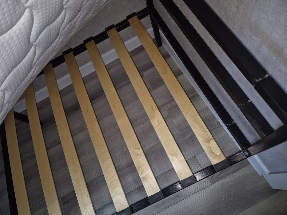 Кровать с матрасом