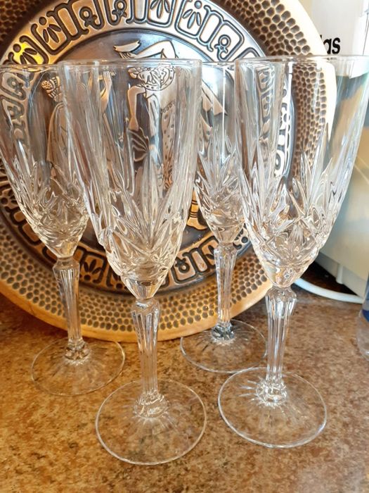 Два комплекта кристални чаши за вино и кристален пепелник
