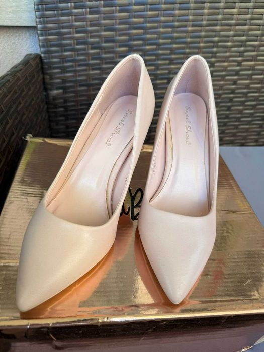 обувки на ток nude